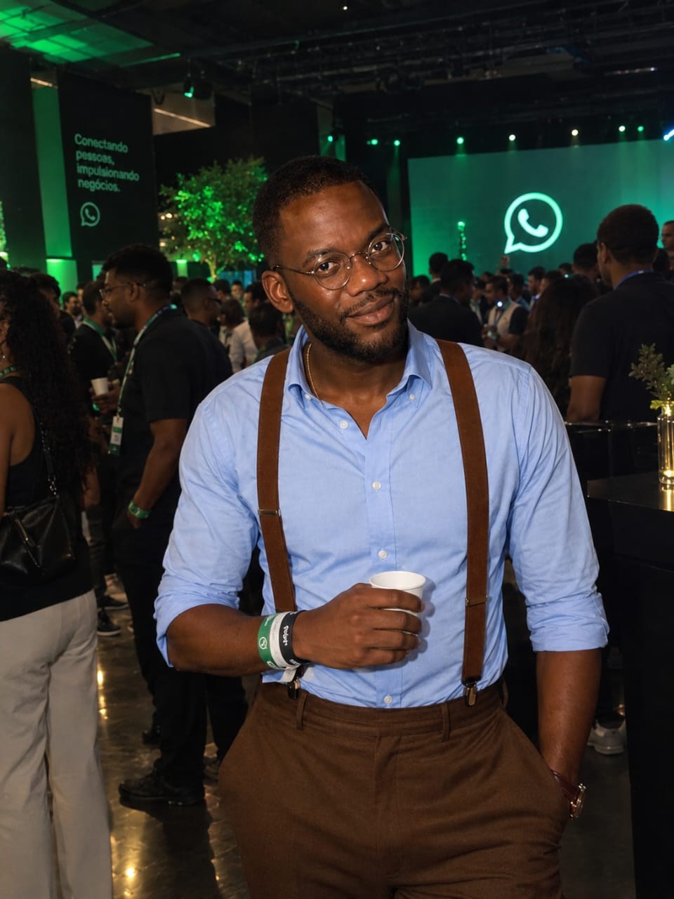 Retrato do fundador do DRS, de camisa azul e suspensórios castanhos, num evento do WhatsApp